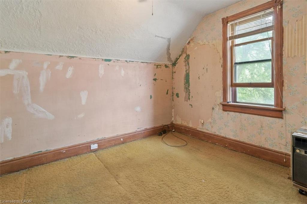 427 Duke Street W Property Photo 18