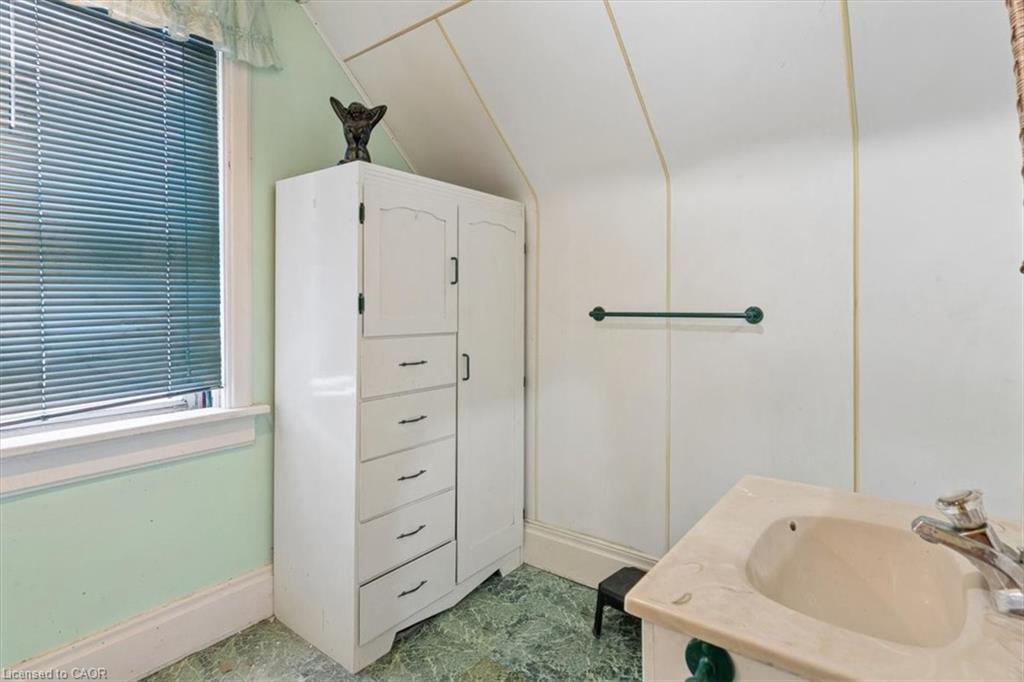 427 Duke Street W Property Photo 19