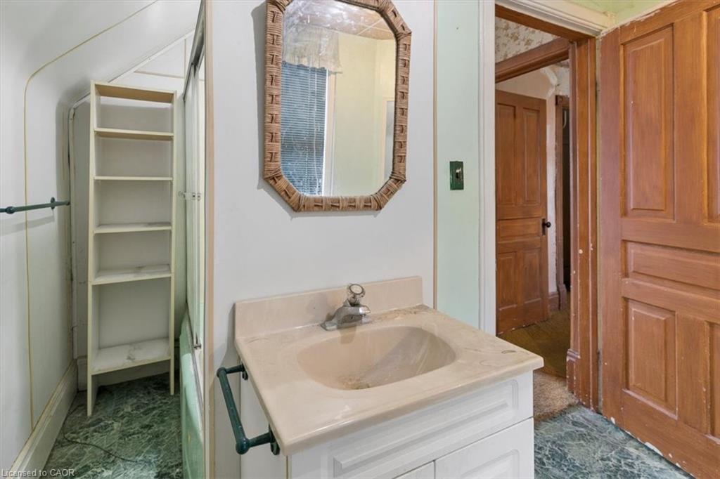 427 Duke Street W Property Photo 20