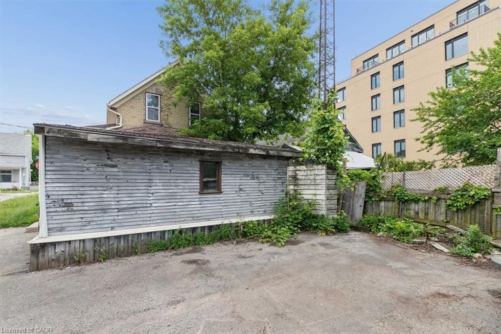 427 Duke Street W Property Photo 31