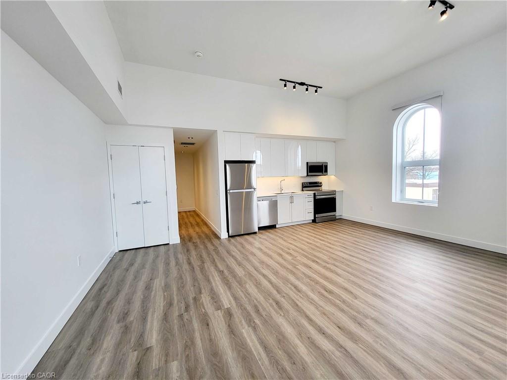 75 Huron Street Property Photo 3