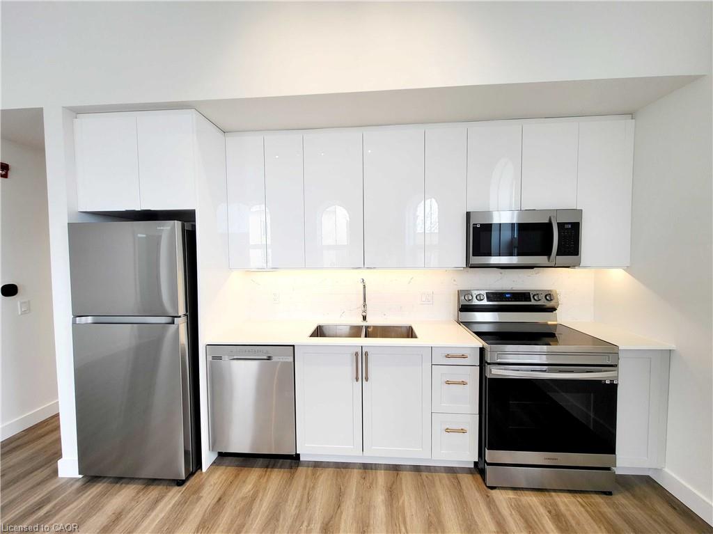 75 Huron Street Property Photo 4