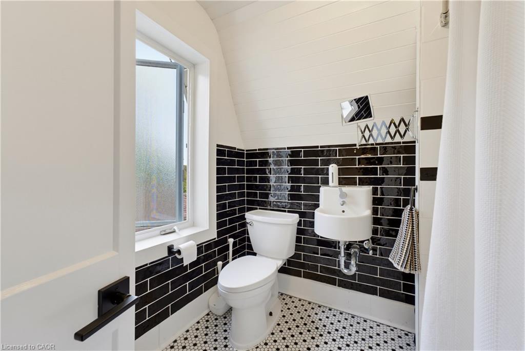 89 Allen Street W Property Photo 25