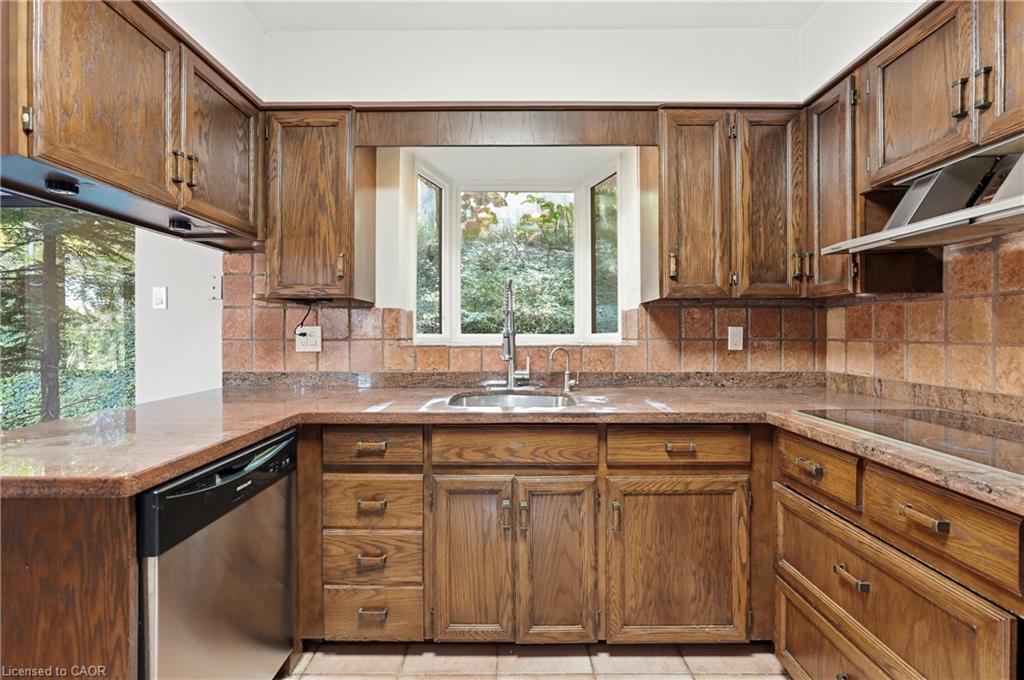 259 Main Street W Property Photo 8