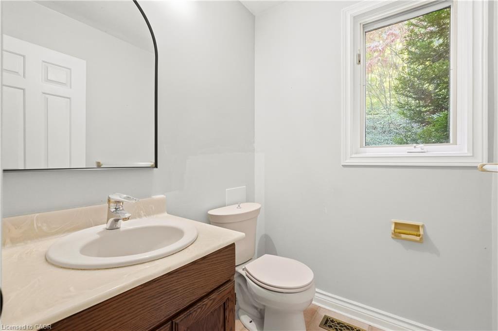 259 Main Street W Property Photo 10