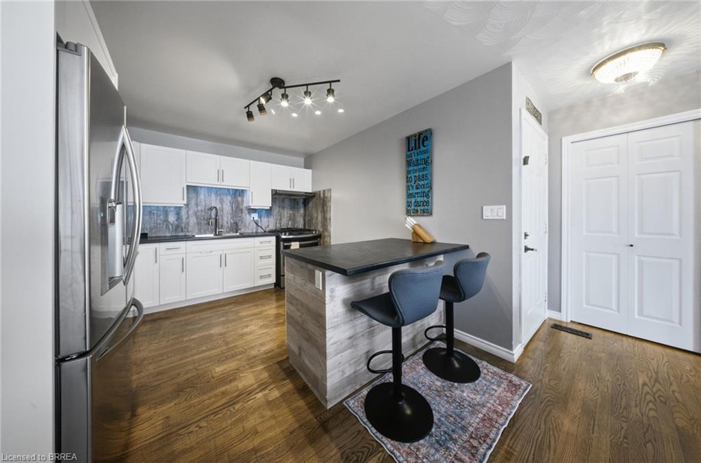 11 Dundas Street W Property Photo 16