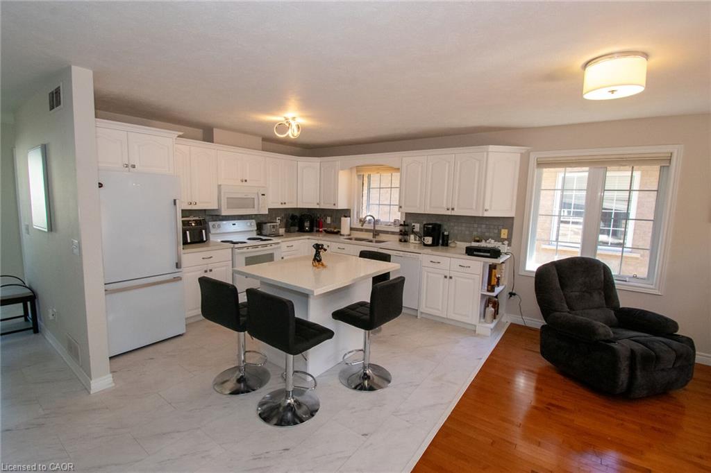 124 Forest Street E Property Photo 6