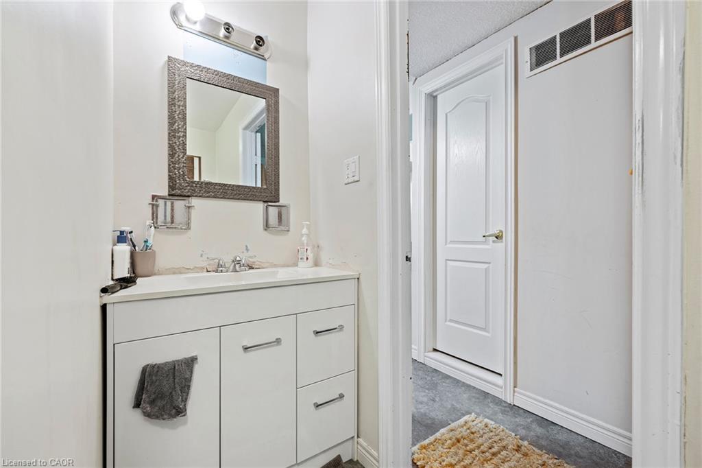 490 Queen Victoria Drive Property Photo 4