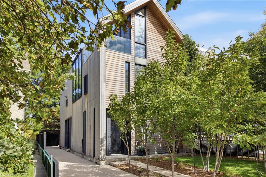 32 Ahrens Street W Property Photo 1