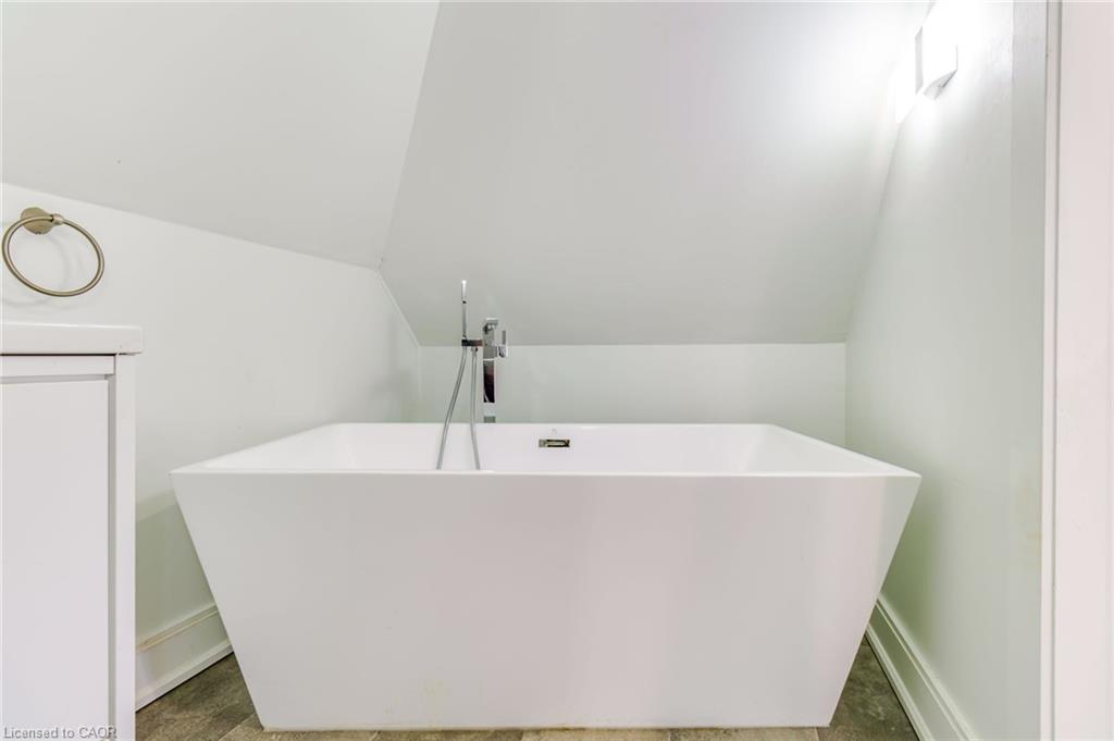 2-734 Cannon Street E Property Photo 17