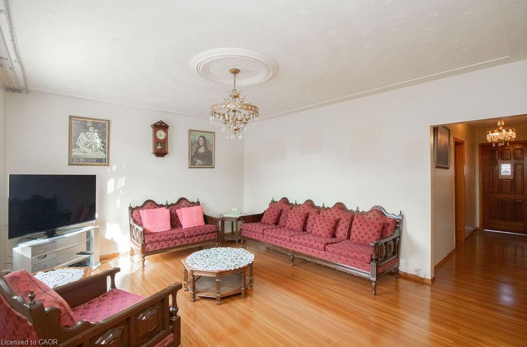 91 Pearl Street N Property Photo 4