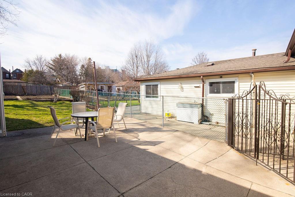 91 Pearl Street N Property Photo 12