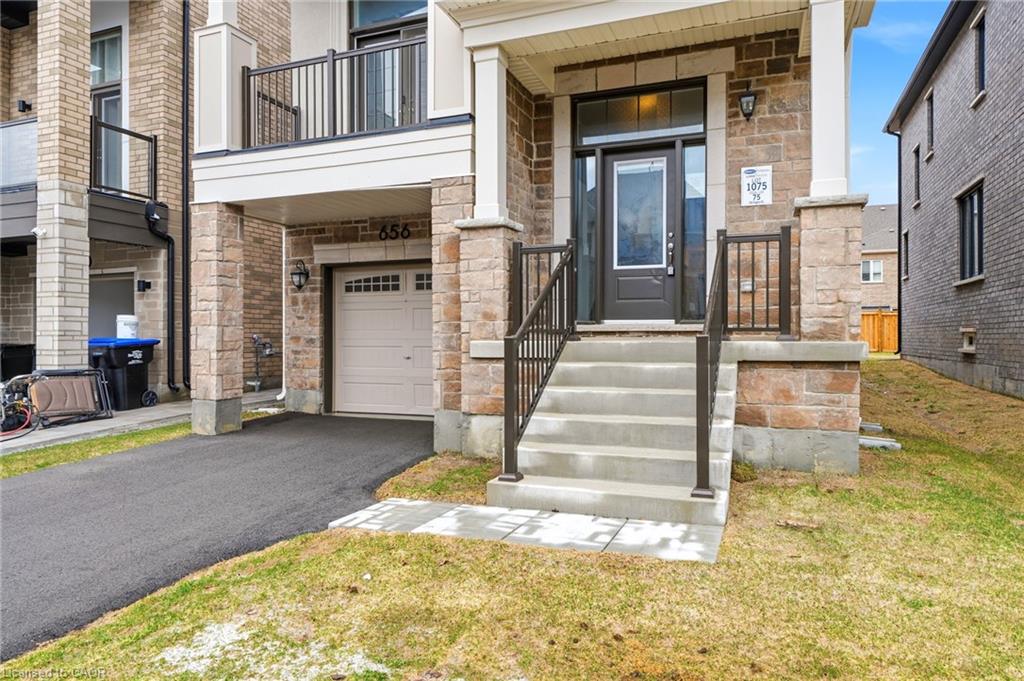 656 Newlove Street Property Photo 4