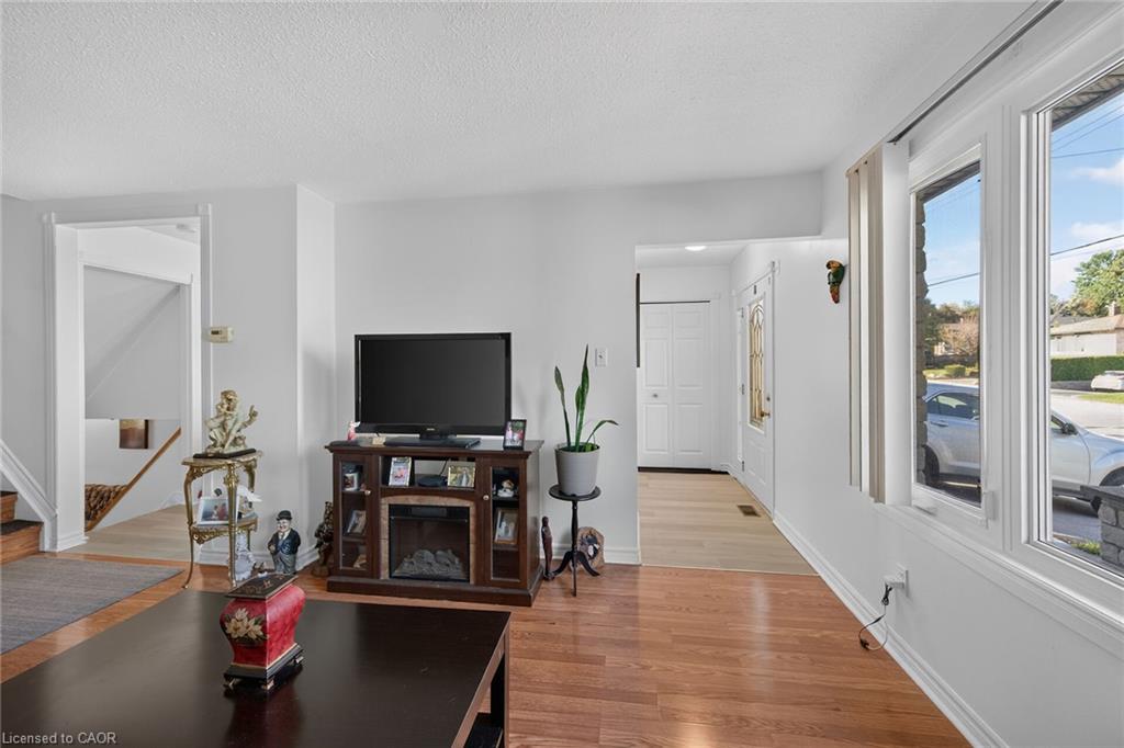 411 Queen Victoria Drive Property Photo 11