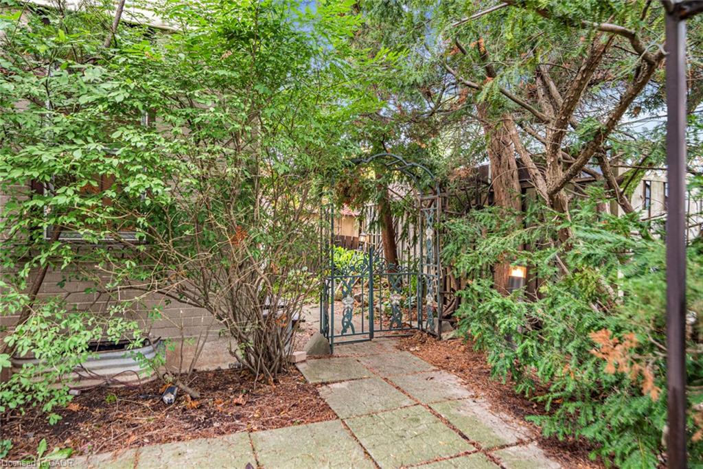 160 Birchcliffe Crescent Property Photo 5