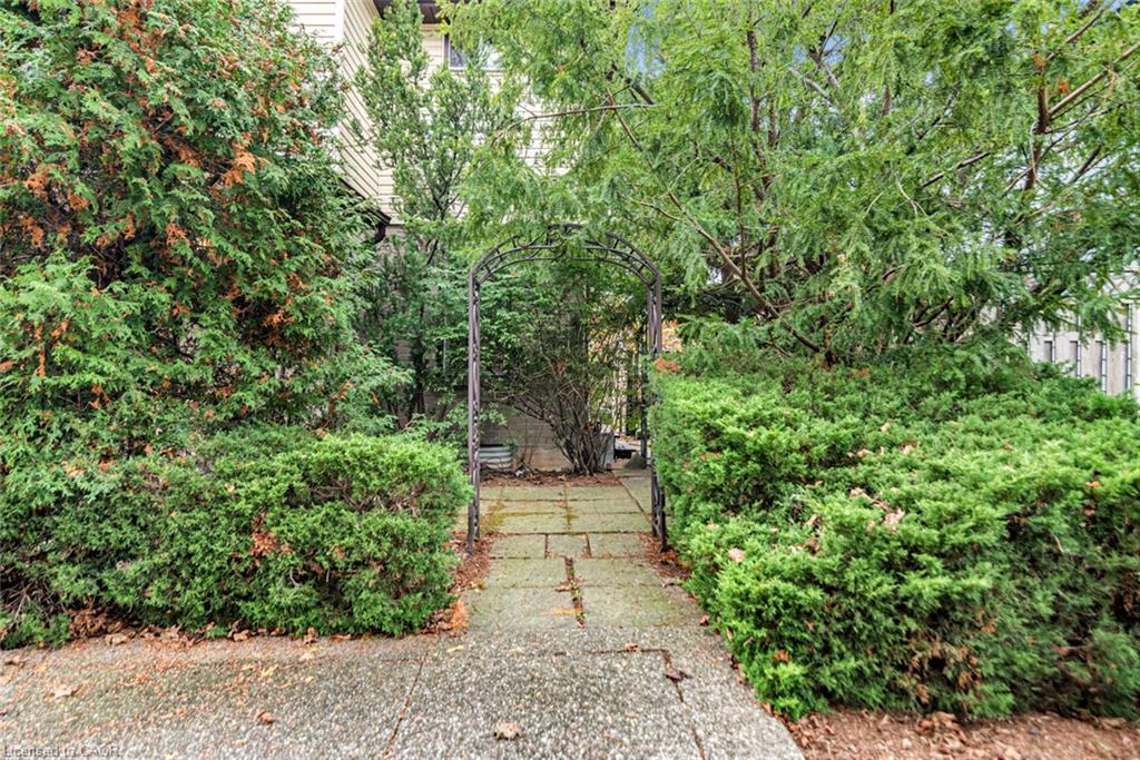 160 Birchcliffe Crescent Property Photo 6