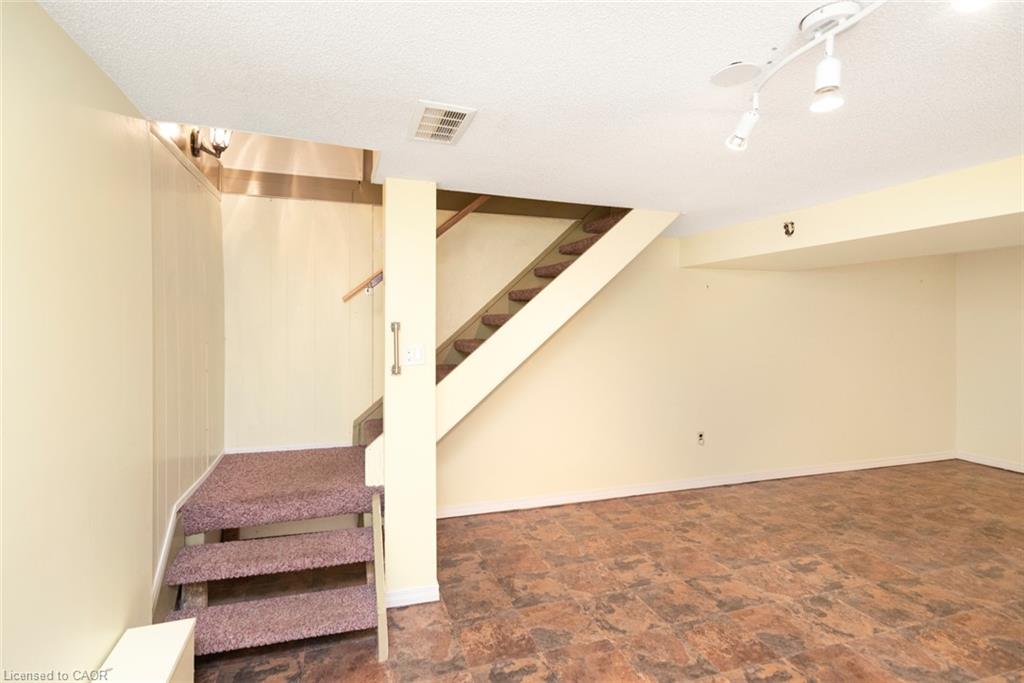 160 Birchcliffe Crescent Property Photo 32