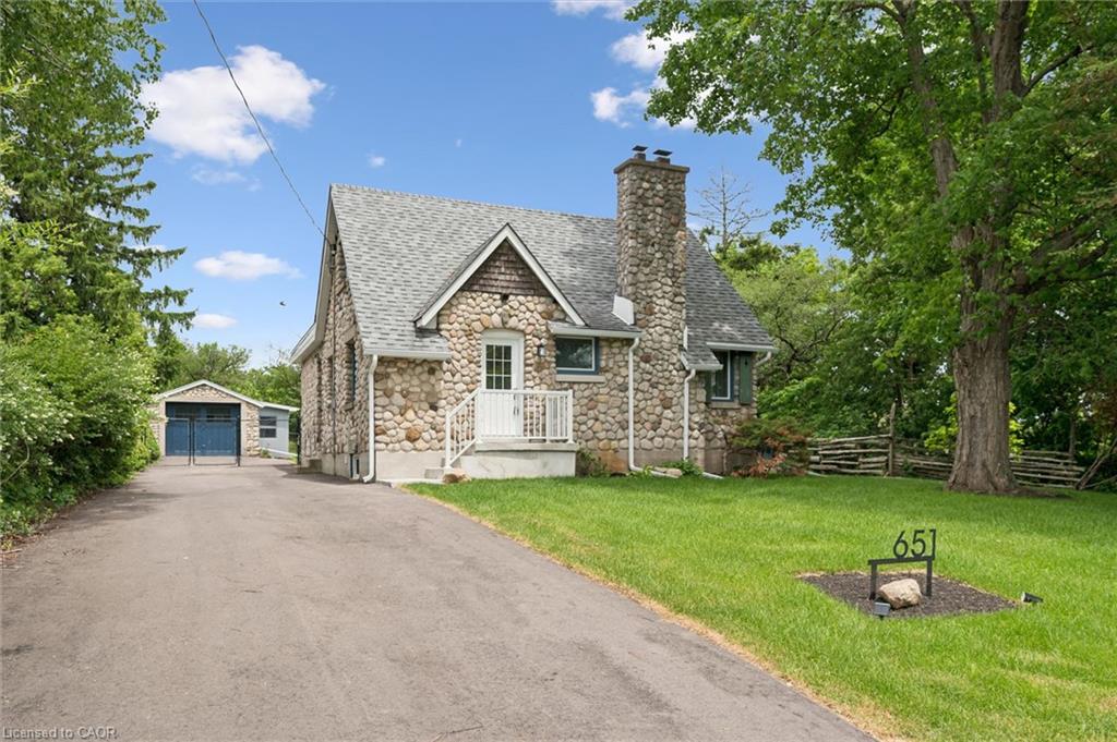 651 Dundas Street S Property Photo 2