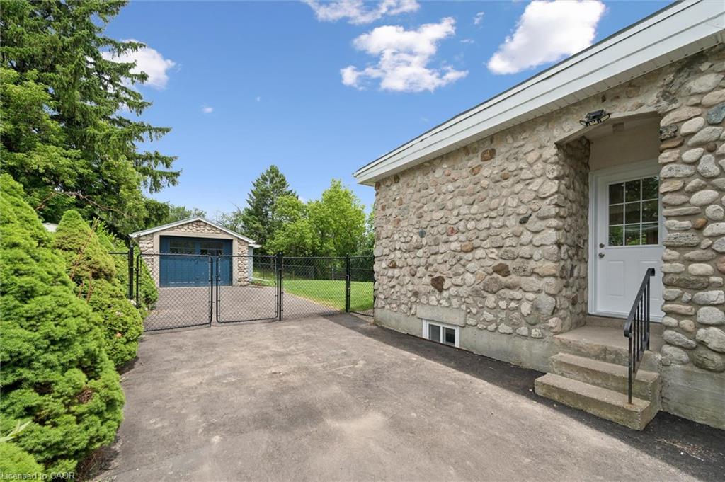 651 Dundas Street S Property Photo 21