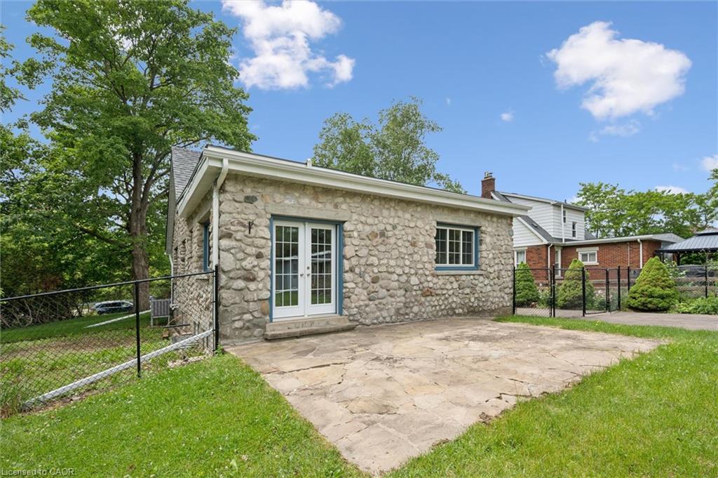 651 Dundas Street S Property Photo 22