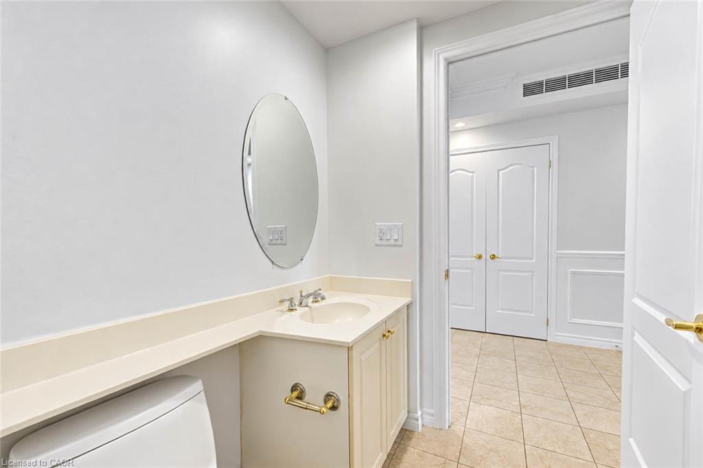 703-1900 The Collegeway Property Photo 4