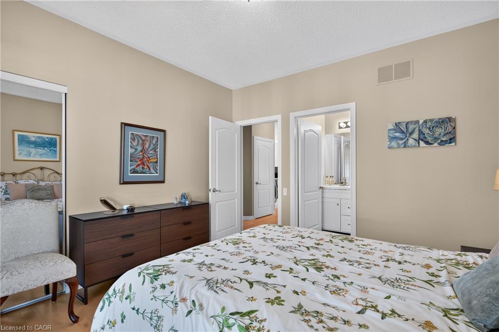 258 Silverbirch Boulevard Property Photo 7