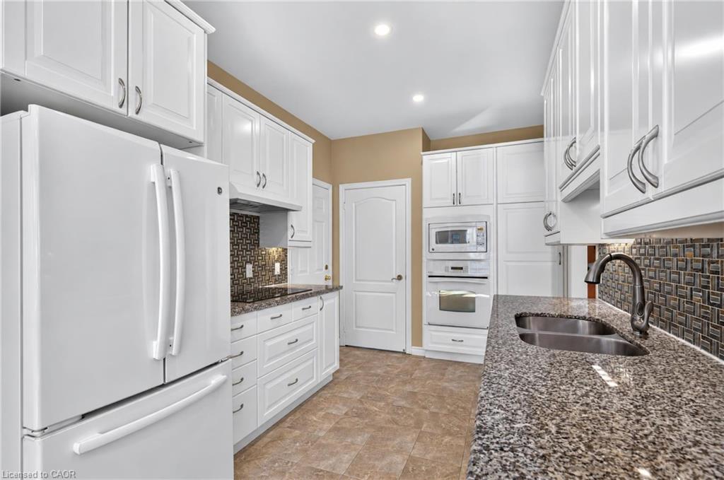 258 Silverbirch Boulevard Property Photo 17
