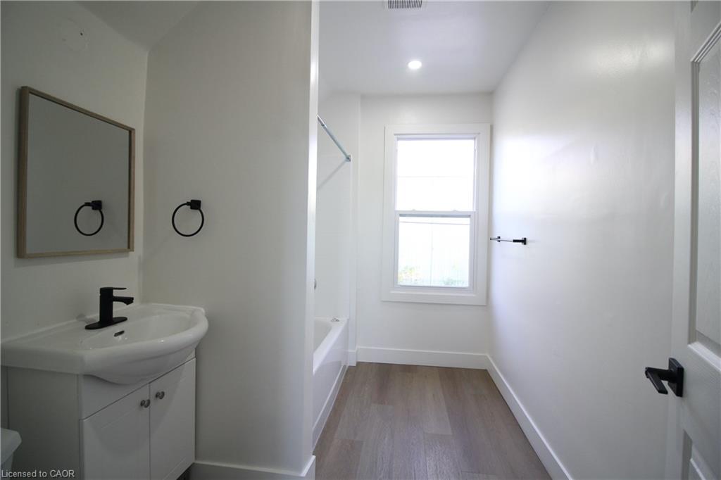 B-313 Wentworth Street N Property Photo 8