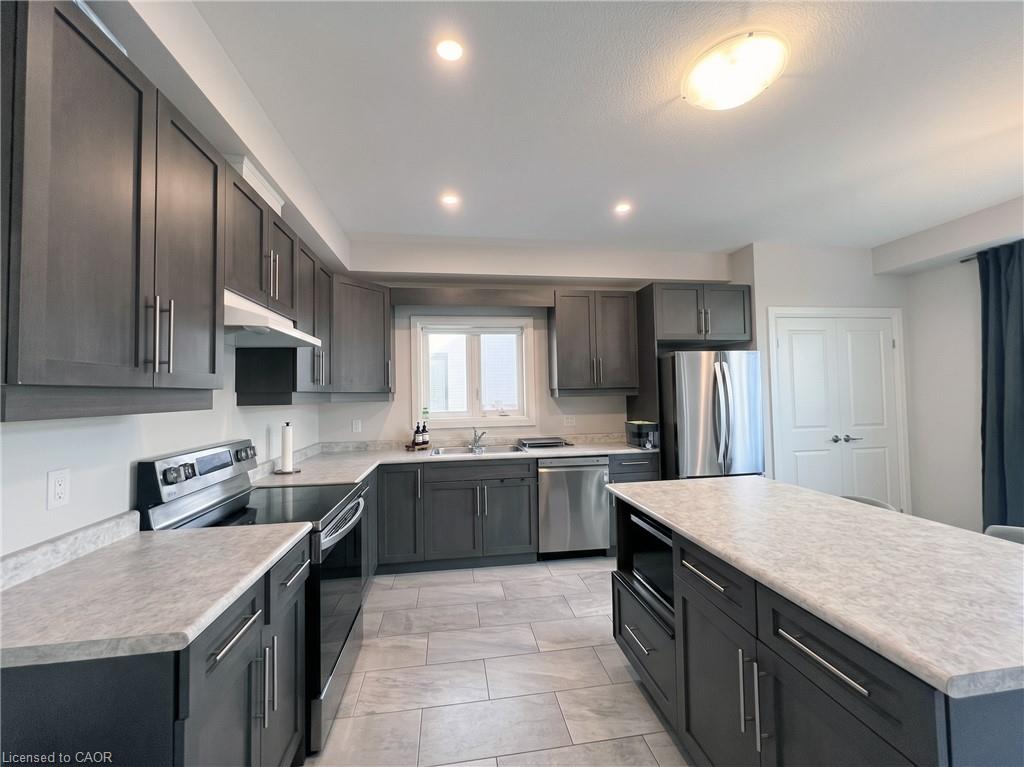 7474 Sherrilee Crescent Property Photo 7