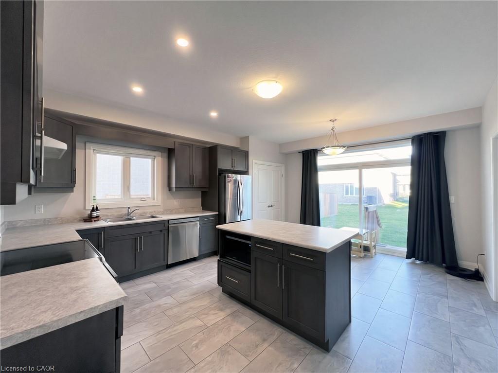7474 Sherrilee Crescent Property Photo 8