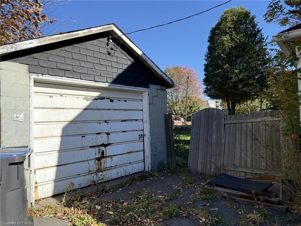 660 Queen Street Property Photo 4