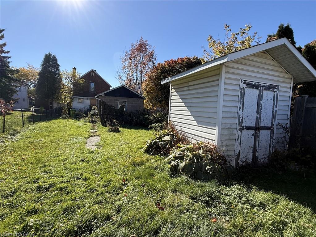 660 Queen Street Property Photo 6