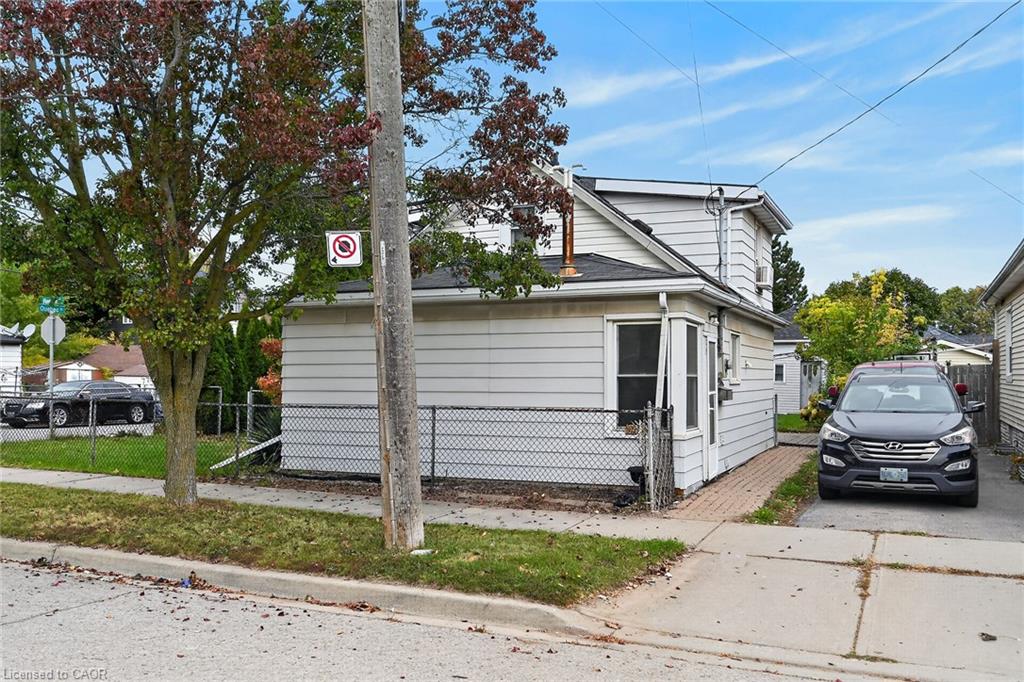 747 Rennie Street Property Photo 1