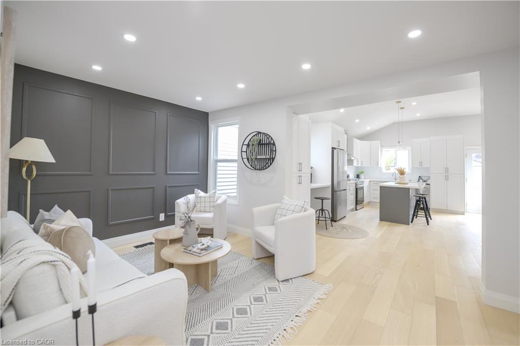 256 Rosslyn Avenue N Property Photo 4