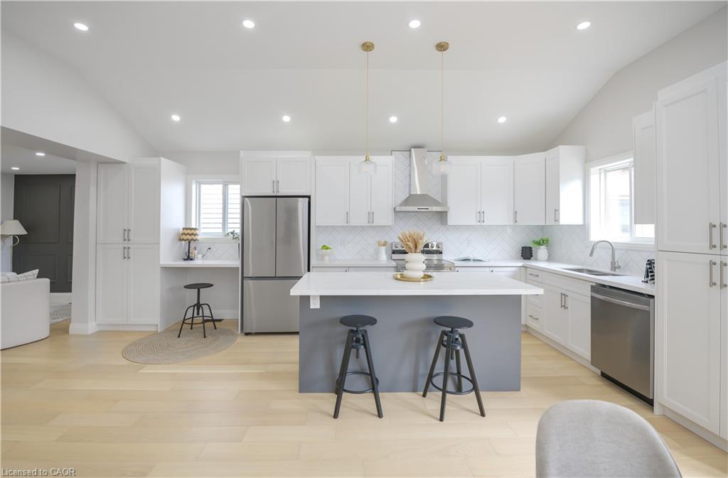 256 Rosslyn Avenue N Property Photo 14