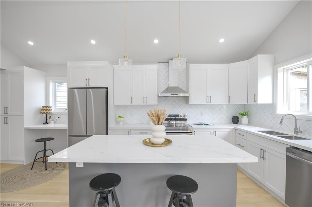 256 Rosslyn Avenue N Property Photo 16