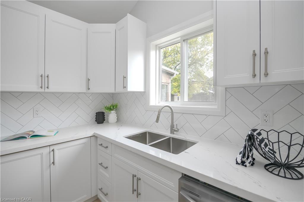256 Rosslyn Avenue N Property Photo 18