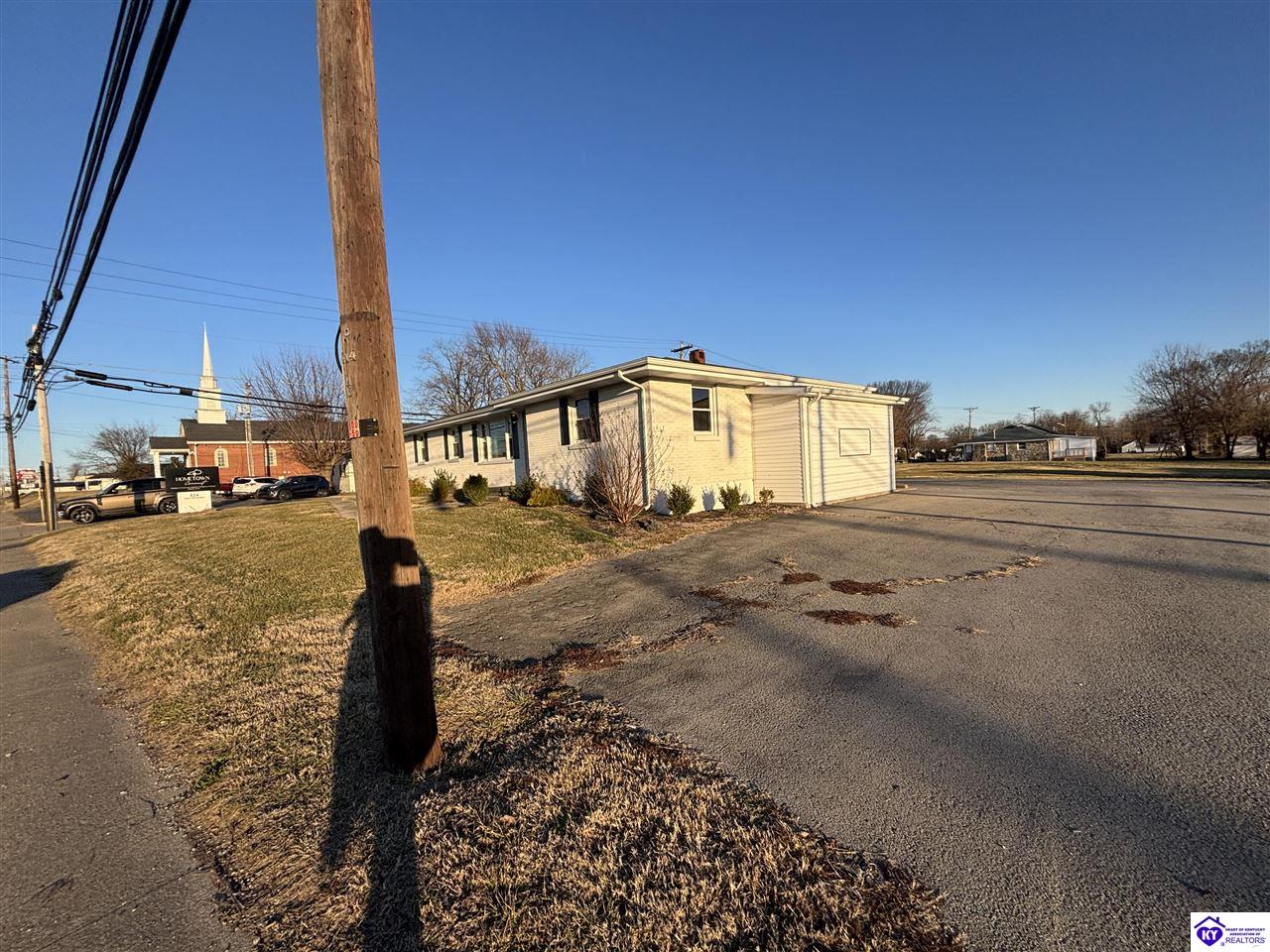624 E Broadway Street Property Photo 6
