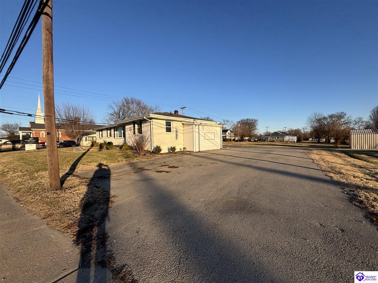 624 E Broadway Street Property Photo 7