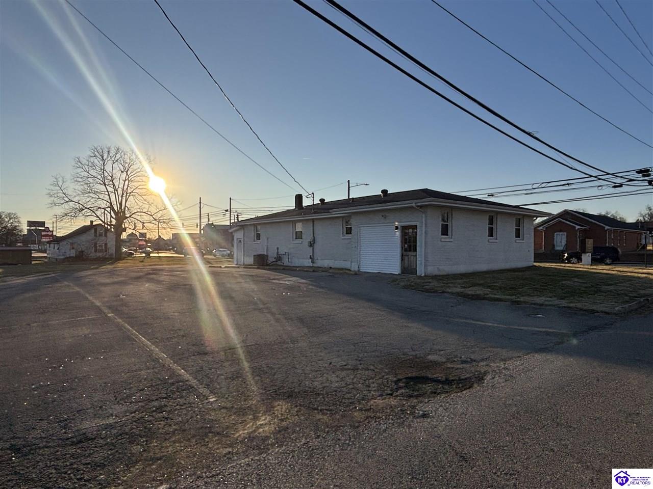 624 E Broadway Street Property Photo 23