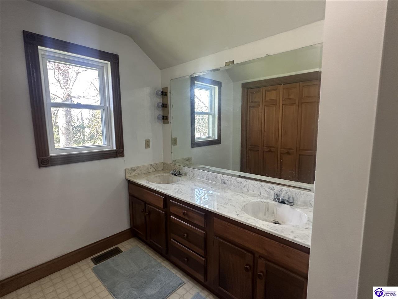 400 Meyers Road Property Photo 24