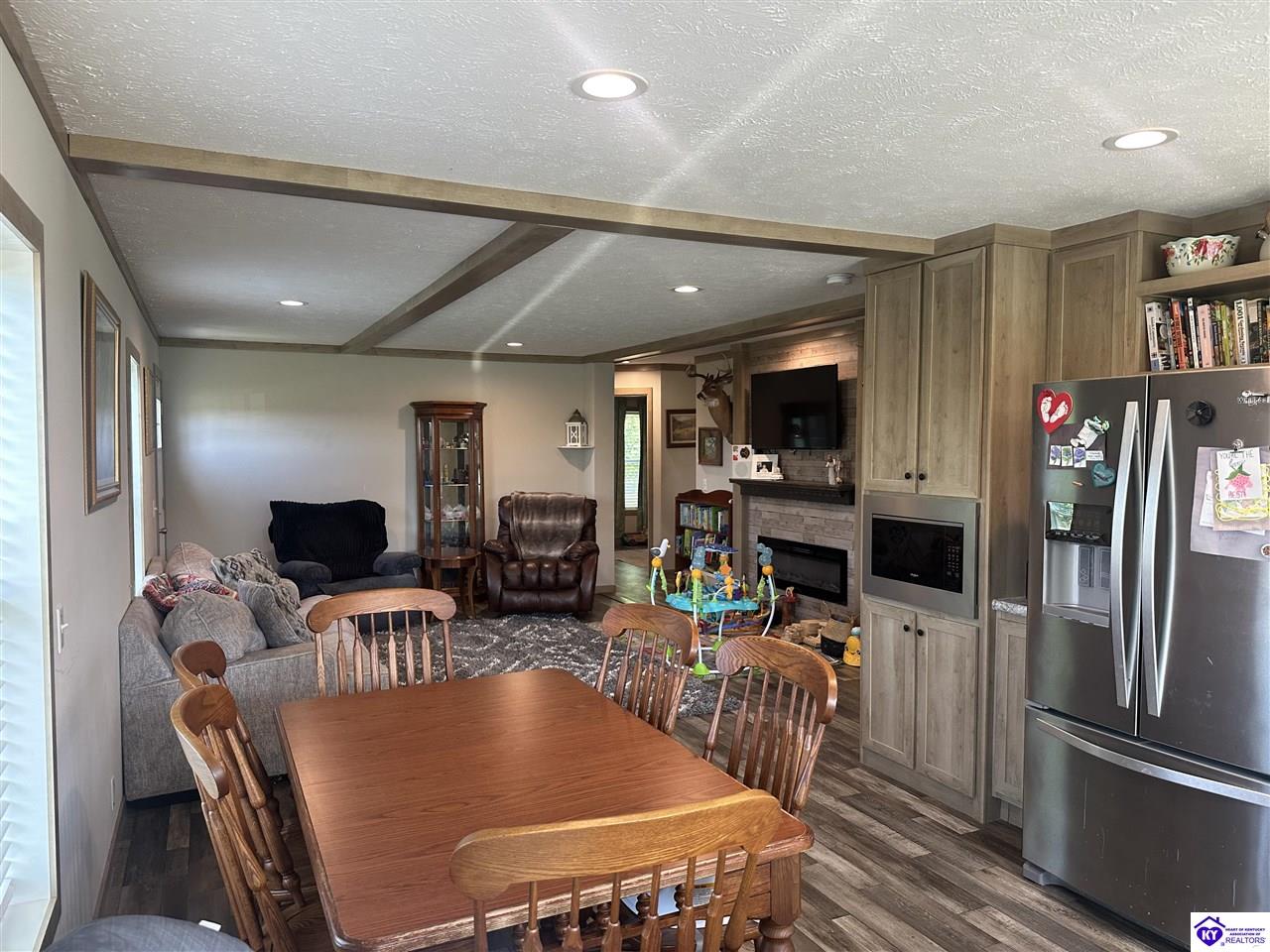 140 Sheila Drive Property Photo 4