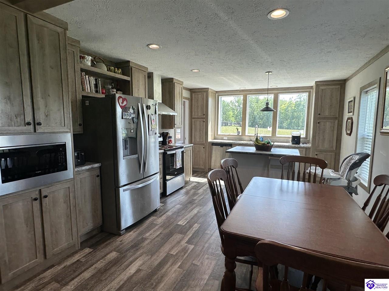 140 Sheila Drive Property Photo 6