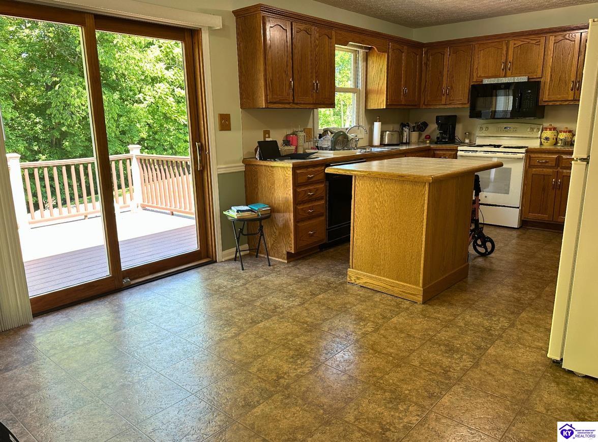 909 Forest Hills Drive Property Photo 8