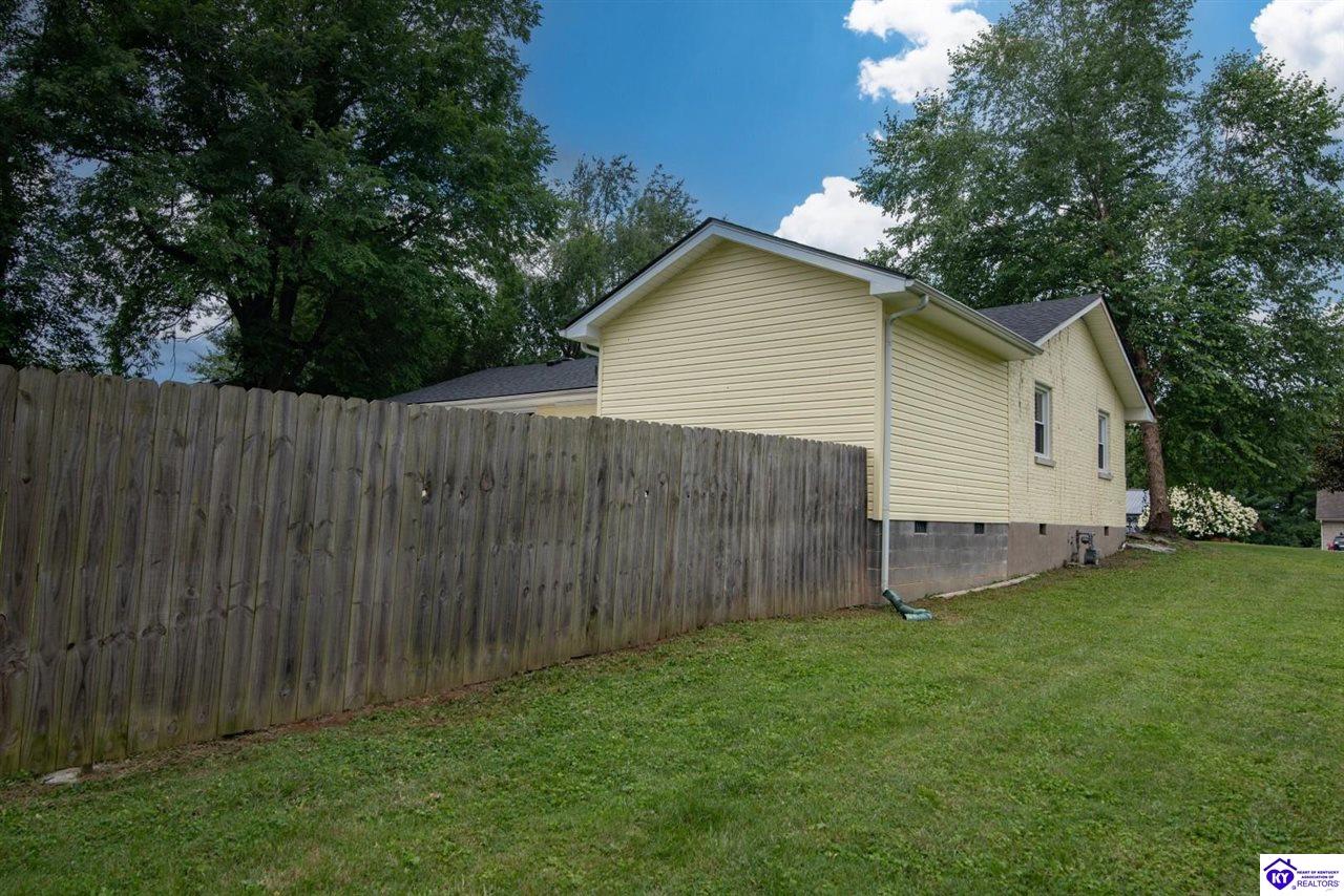 428 N Hillcrest Drive Property Photo 5