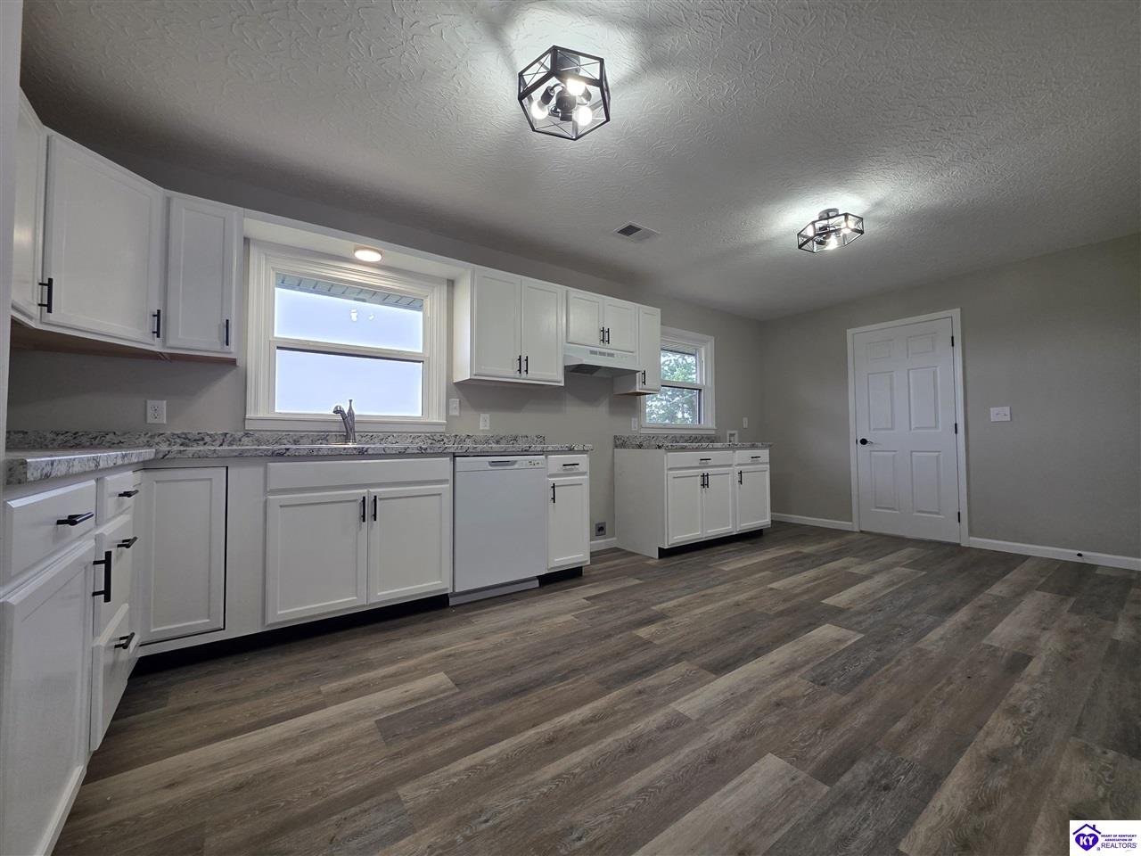 7792 Peonia Road Property Photo 5
