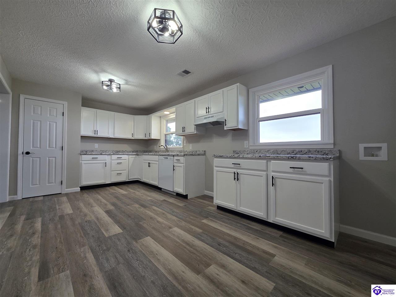 7792 Peonia Road Property Photo 6