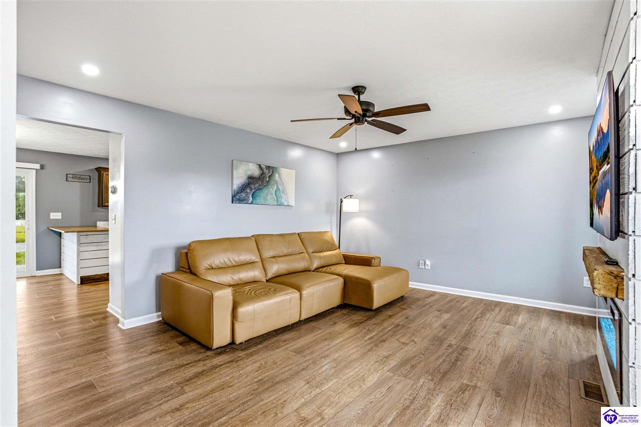 129 Molly Way Property Photo 6
