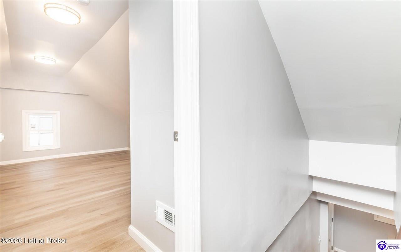 204 W Warfield Street Property Photo 18