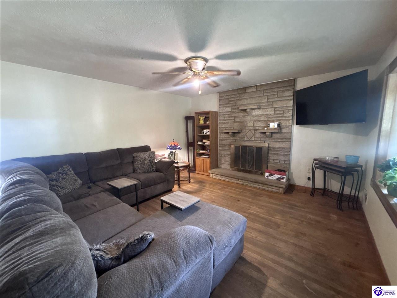 9022 Wanlou Drive Property Photo 3